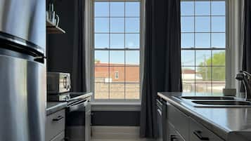 Frigorífico, microondas, horno y placa de cocina