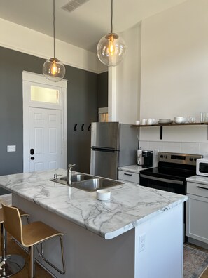 Køleskab, mikrobølgeovn, ovn, kogeplade