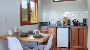 ハウス | 専用キッチン | 小型冷蔵庫、コンロ、電気ポット、調理器具と食器