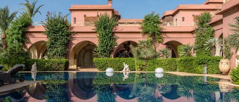 Een verwarmd zwembad