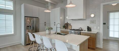 Geladeira, micro-ondas, cooktop, lava-louças