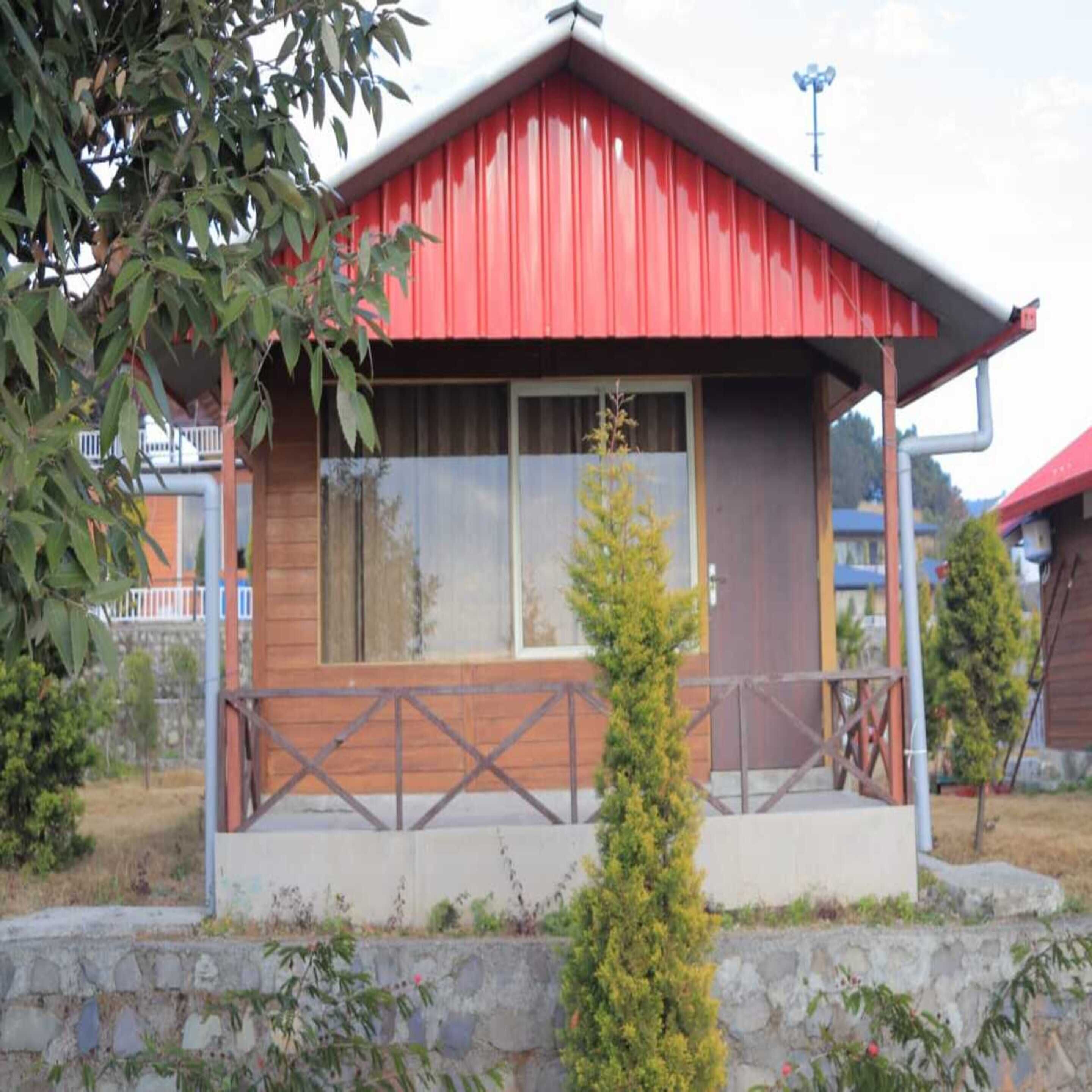 Il s’agit d’un petit bâtiment d’un seul étage, doté d’un toit rouge et d’une façade en bois. Il possède une grande fenêtre et un petit porche avec une balustrade.