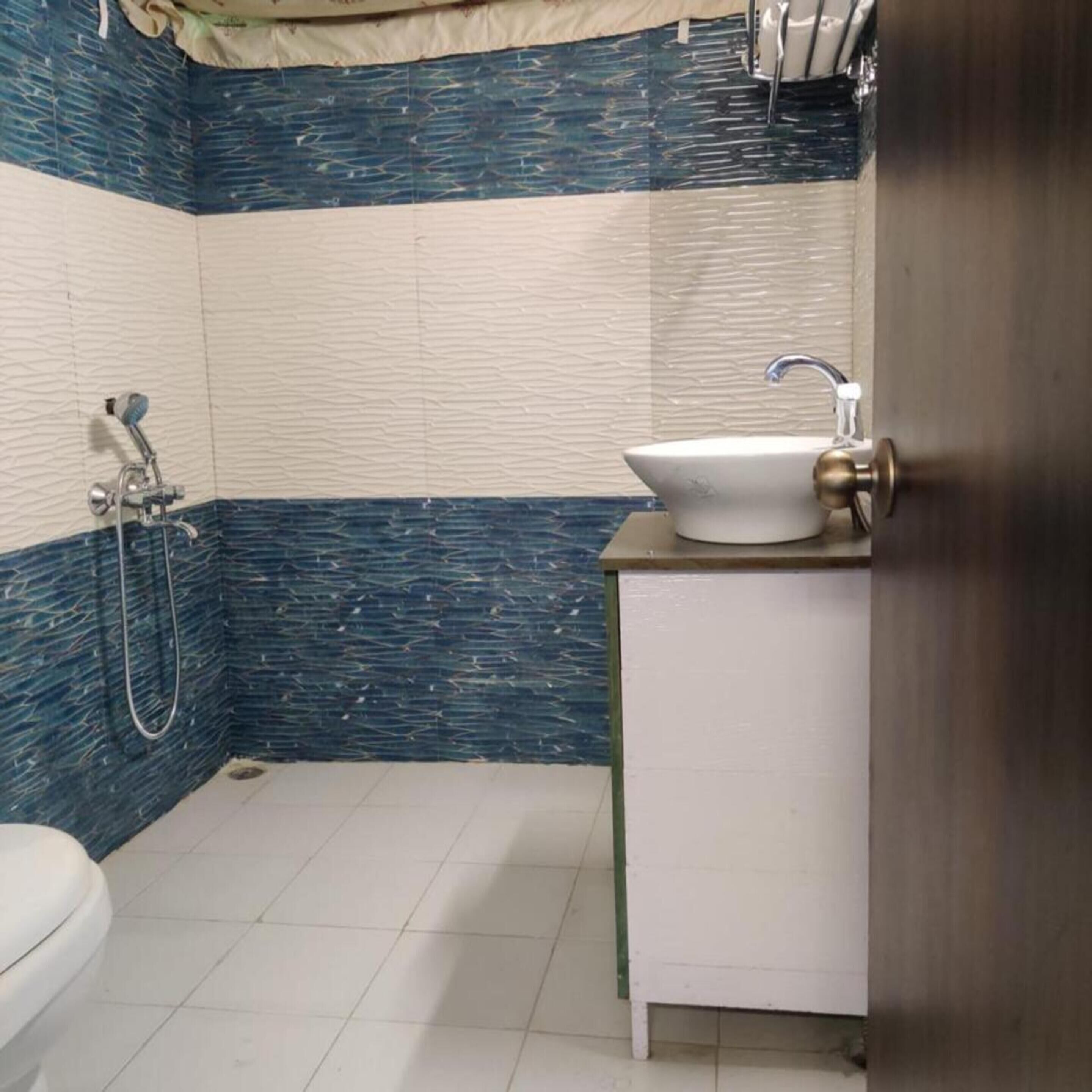 Un baño pequeño con inodoro, lavabo y ducha.
