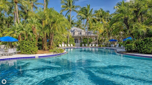 Una piscina con cascata