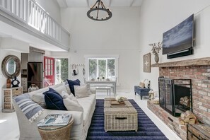 Living area - East Hampton Village Fringe Beach House With Heated Swimming Pool (East Hampton)