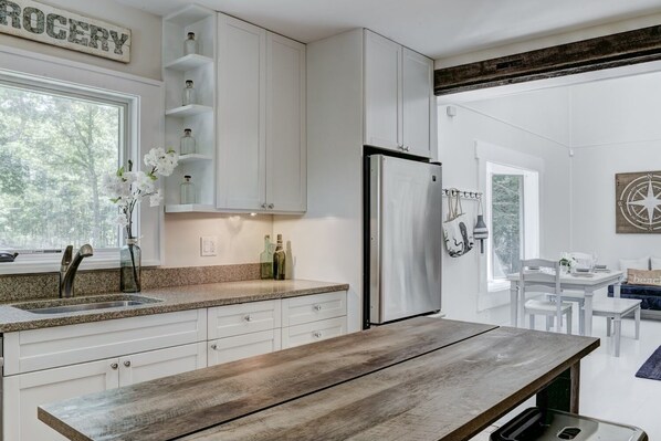 Dining tables - East Hampton Village Fringe Beach House With Heated Swimming Pool (East Hampton)