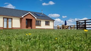 Exterior - Countryside Bungalow with private Hot Tub (Llansteffan (6.6miles N))