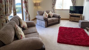 Smart TV - Countryside Bungalow with private Hot Tub (Llansteffan (6.6miles N))
