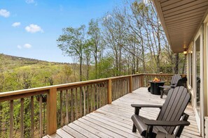 Terrace/patio - Pet-Friendly Beech Mtn Retreat w/ Views (Beech Mountain)