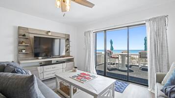 Casa adosada, 2 habitaciones, frente a la playa | Zona de estar | Televisión LCD de 50 pulgadas con canales por cable, una televisión