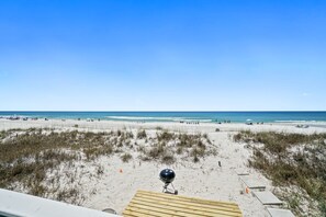 Sulla spiaggia, sabbia bianca