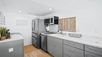 Casa adosada, 2 habitaciones, frente a la playa | Cocina privada | Frigorífico grande, microondas, horno y placa de cocina