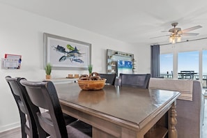 Maison en rangée, 2 chambres, en face de la plage | Repas dans la chambre