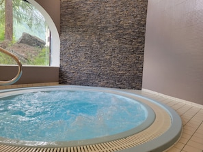 Indoor spa tub