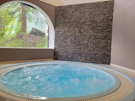 Indoor spa tub. La Bessannaise