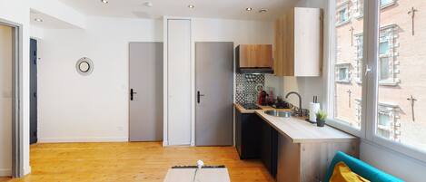 Fridge, microwave, stovetop, coffee/tea maker