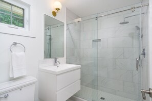 Combined shower/bathtub, hair dryer, towels - Cottontail Cottage | Pet-friendly, Fire Pit & 10 Min. to Downtown AVL! (Asheville)
