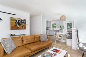 Smart TV, table tennis - Cottontail Cottage | Pet-friendly, Fire Pit & 10 Min. to Downtown AVL! (Asheville)