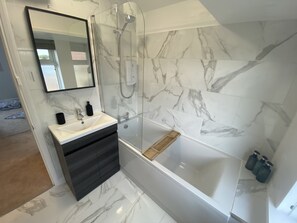House | Bathroom | Combined shower/tub, deep soaking tub, free toiletries, hair dryer