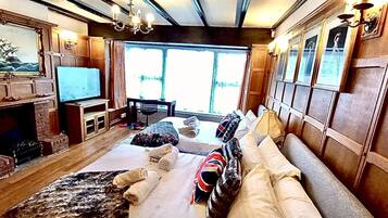 Executive House | 4 bedrooms, desk, free WiFi