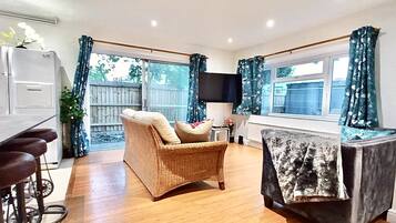 Executive House | Living area | Flat-screen TV