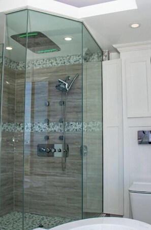 Badewanne, Handtücher, Toilettenpapier