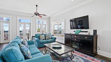 獨棟房屋, 4 間臥室, 海景 | 起居區 | 50-吋 LCD 液晶電視、有線頻道、電視