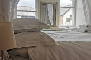 2 bedrooms, iron/ironing board, WiFi, bed sheets - Flat 12 Sebastian Court Esplanade Gardens (Scarborough)
