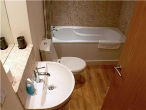 Bathtub - Easby Hall Apartment 6 (Scarborough)