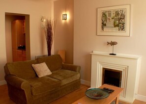 TV, fireplace, books - 22 Easby Hall Apartments (Scarborough)