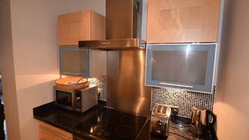 Kühlschrank, Mikrowelle, Ofen, Geschirrspüler