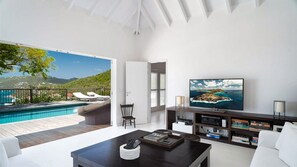 TV, lettore DVD, impianto stereo