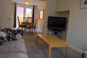 TV - Cooks Row - 5 bedroom house in the old town with (Scarborough)