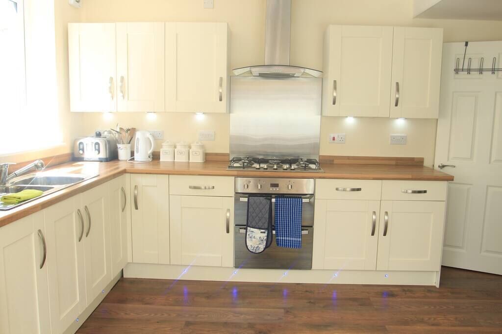 Een koelkast, een magnetron, een oven, een vaatwasser