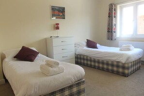 5 bedrooms, iron/ironing board, WiFi, bed sheets - Cooks Row - 5 bedroom house in the old town with (Scarborough)