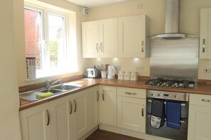 Fridge, microwave, oven, dishwasher - Cooks Row - 5 bedroom house in the old town with (Scarborough)