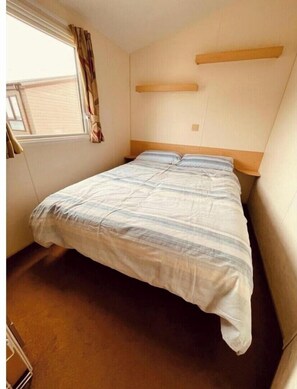 4 bedrooms, iron/ironing board, free WiFi, bed sheets - Sea Wagon Caravan 3 Bedroom Sleeps 8 (Brixham)