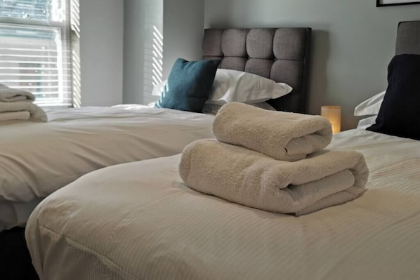 2 bedrooms, desk, iron/ironing board, WiFi - 17 South Street Top Flat (Scarborough)