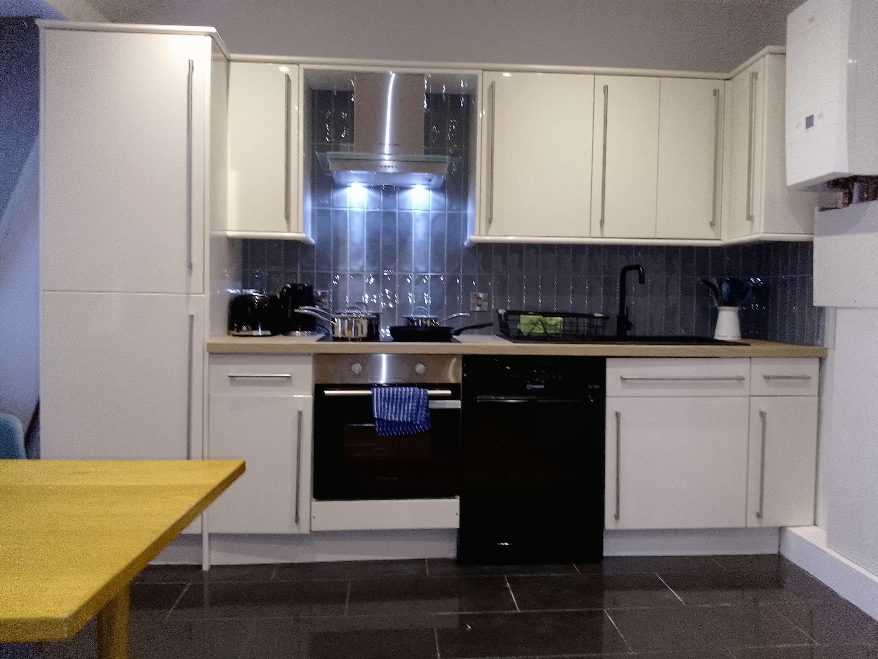 Frigorífico, horno, trona infantil y utensilios de cocina