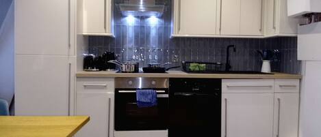 Jääkaappi, uuni, syöttötuoli, keittoastiat/astiat/ruokailuvälineet