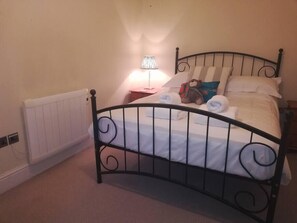 2 bedrooms, iron/ironing board, WiFi, bed sheets - Princess Royal Apartments (Scarborough)