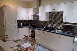 Fridge, microwave, oven, dishwasher - Princess Royal Apartments (Scarborough)