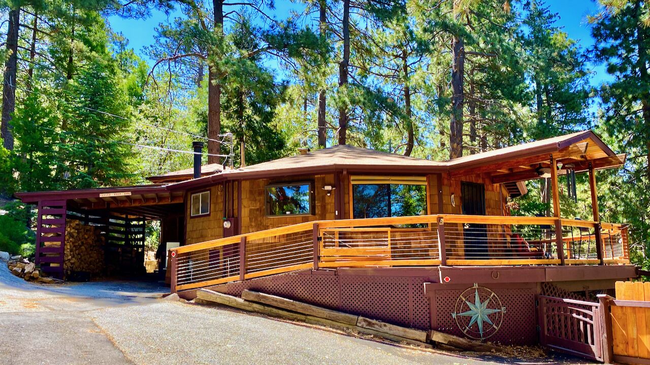 Eagles Nest: Indoor jetted hot tub, wrap deck, modern appliances