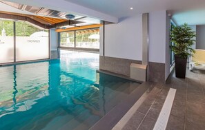Piscina coperta, una piscina riscaldata