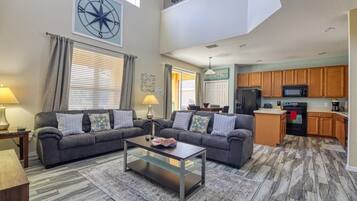 獨棟房屋, 6 間臥室 | 起居區 | 電視