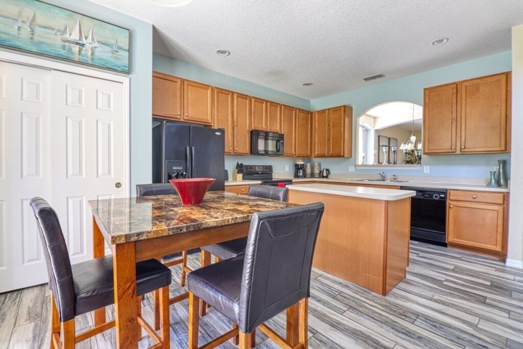 House, 6 Bedrooms | Private kitchen | Cookware/dishes/utensils, dining tables