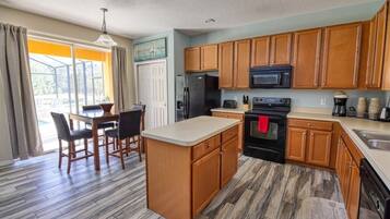 獨棟房屋, 6 間臥室 | 私人廚房 | 鍋具/餐盤/廚房用品、餐桌