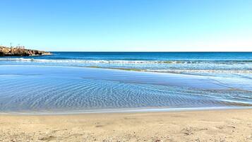 Una spiaggia nelle vicinanze