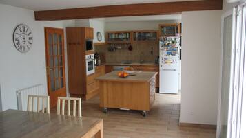 Een oven, een eettafel