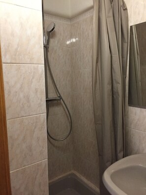 Douche, serviettes fournies, savon, papier toilette